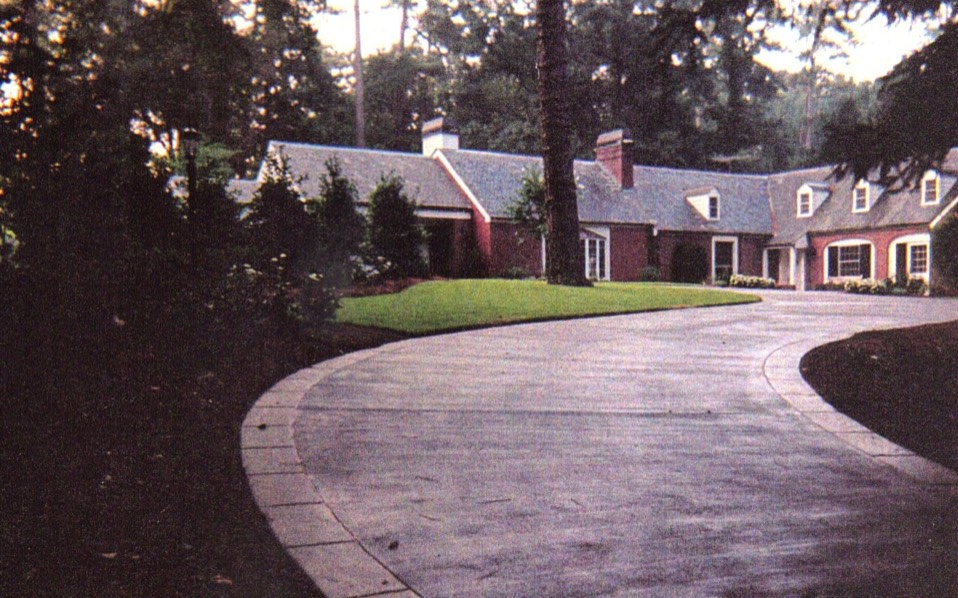 Slate border on brushed colored driveway